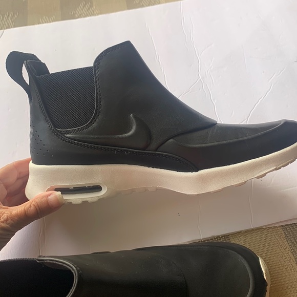 Nike Shoes - Nike Women's AIR MAX Leather Pull On Shoes - BRAND NEW- Size 7.5  NWOT